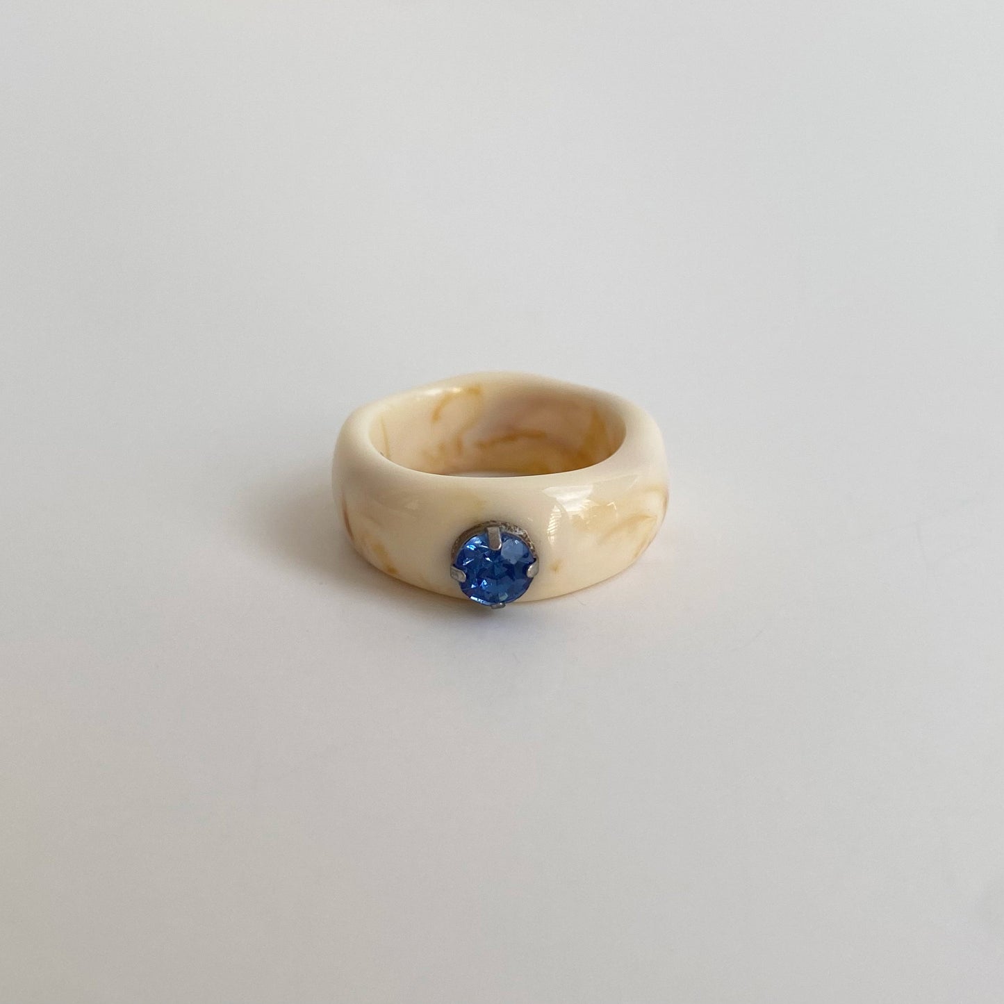 ANILLO RESINA MARMOLADO CON PIEDRITA AZUL